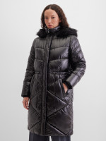 Пальто приталенное стеганое с капюшоном