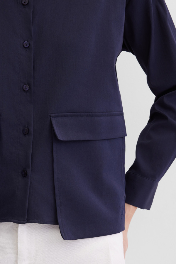 Блузка с накладными карманами