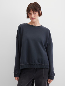 Свитшот с нашивками на спине