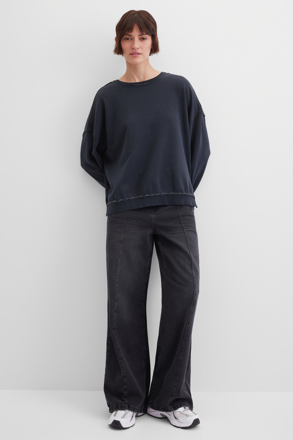 Свитшот с нашивками на спине