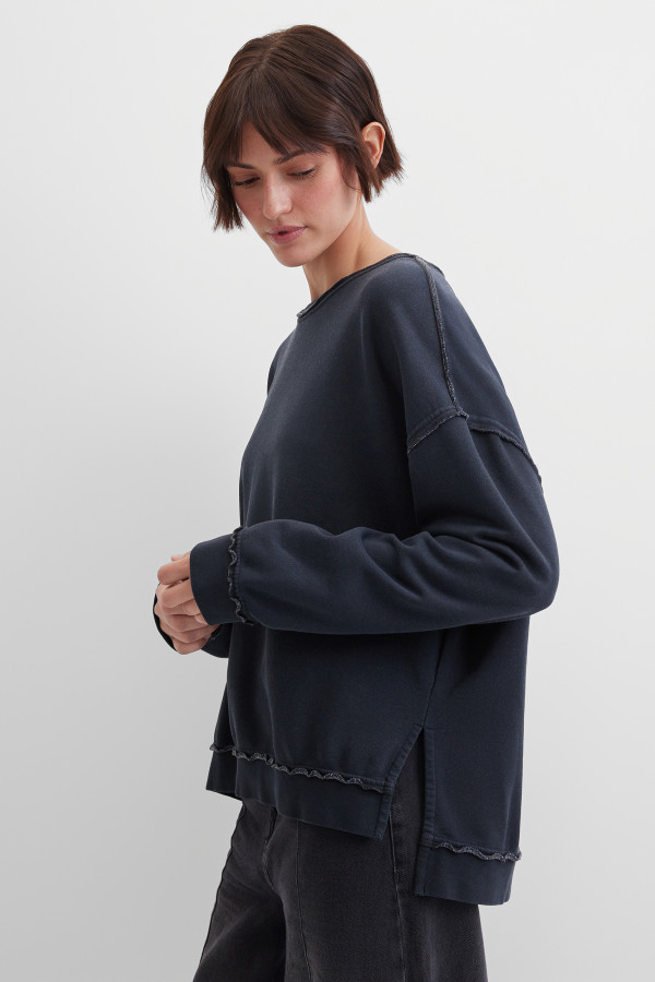 Свитшот с нашивками на спине