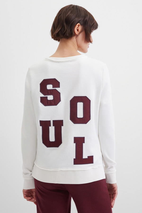 Свитшот с аппликацией на спине