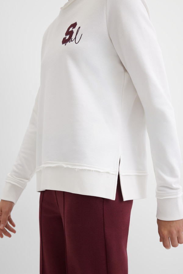 Свитшот с аппликацией на спине