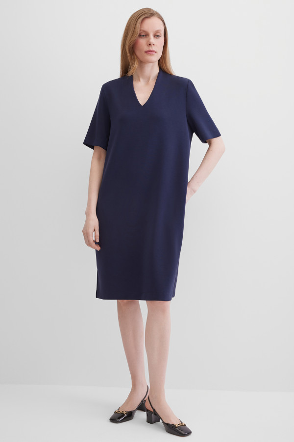 Платье с V-образным вырезом