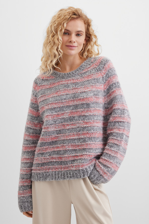 Пуловер в полоску