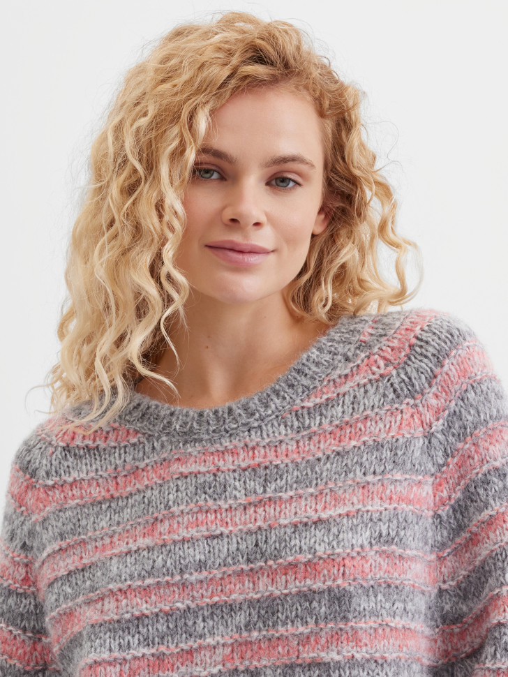 Пуловер в полоску