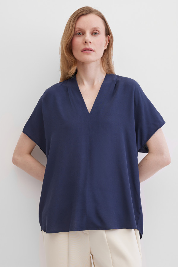 Блузка V-образным вырезом