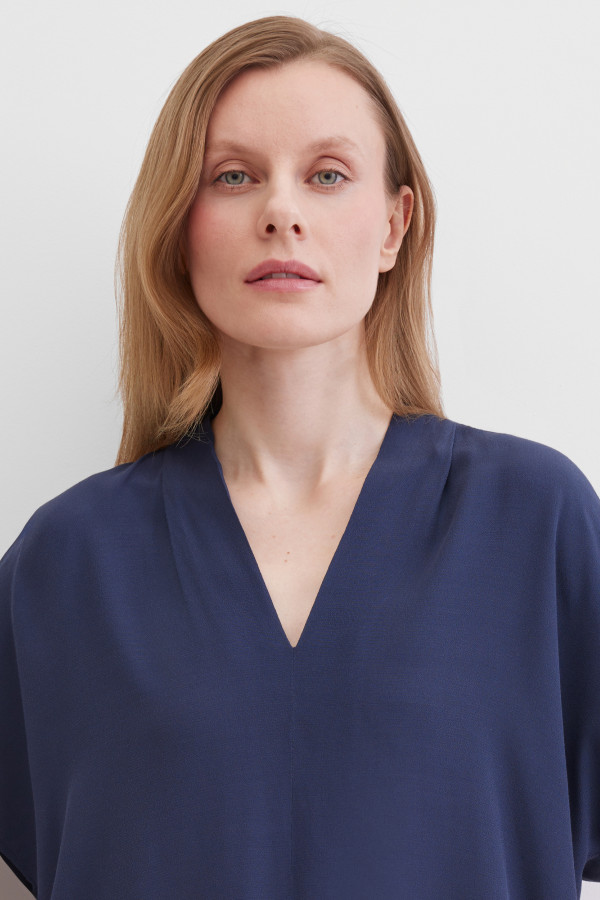 Блузка V-образным вырезом