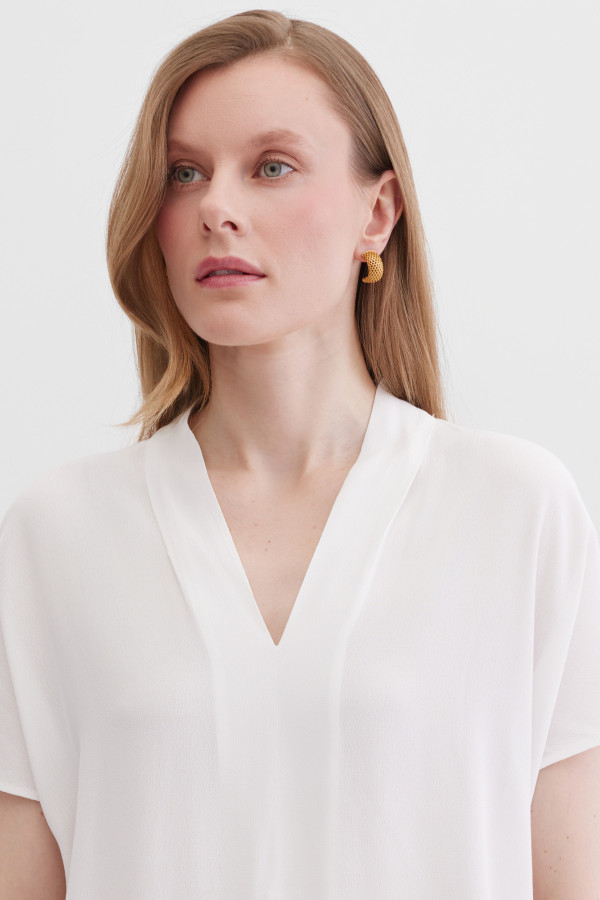 Блузка V-образным вырезом