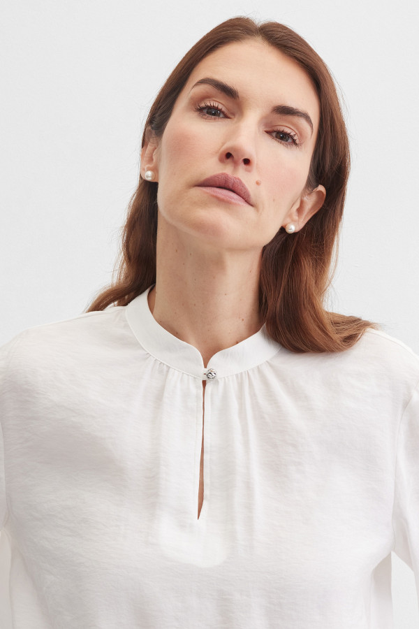 Блузка с воротником-стойкой