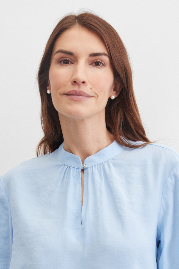 Блузка с воротником стойкой