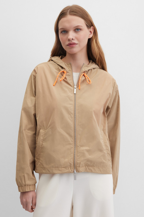 Ветровка с капюшоном