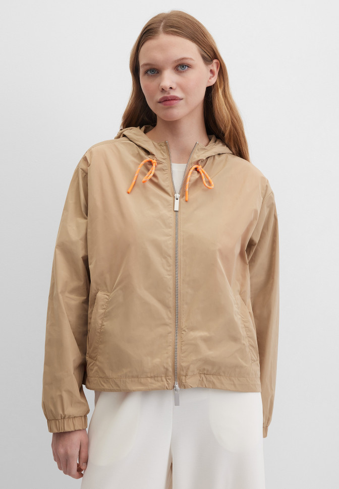 Ветровка с капюшоном