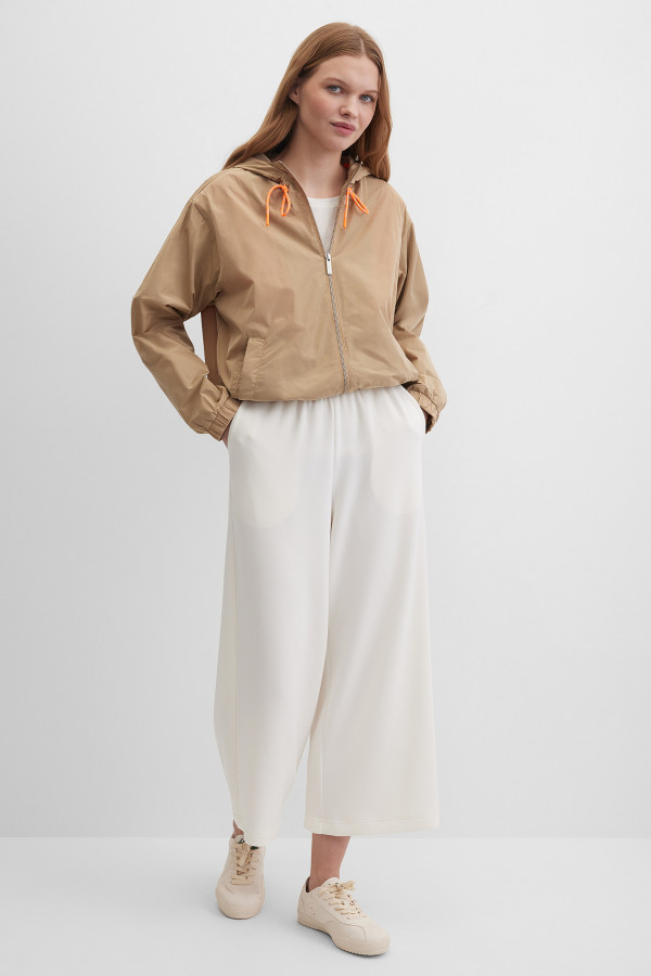 Ветровка с капюшоном