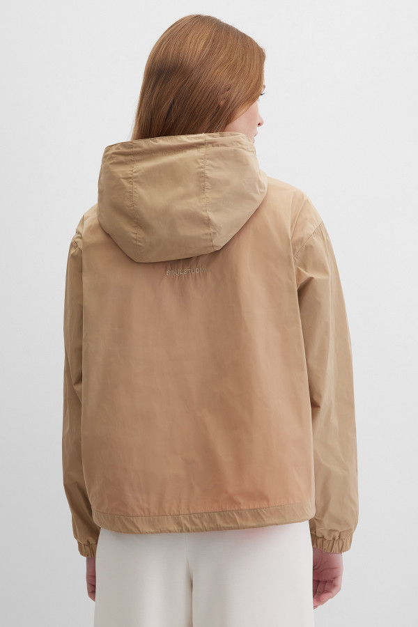Ветровка с капюшоном