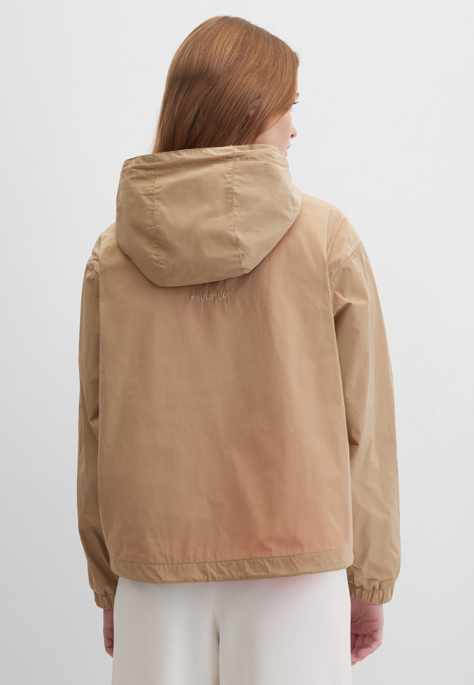 Ветровка с капюшоном