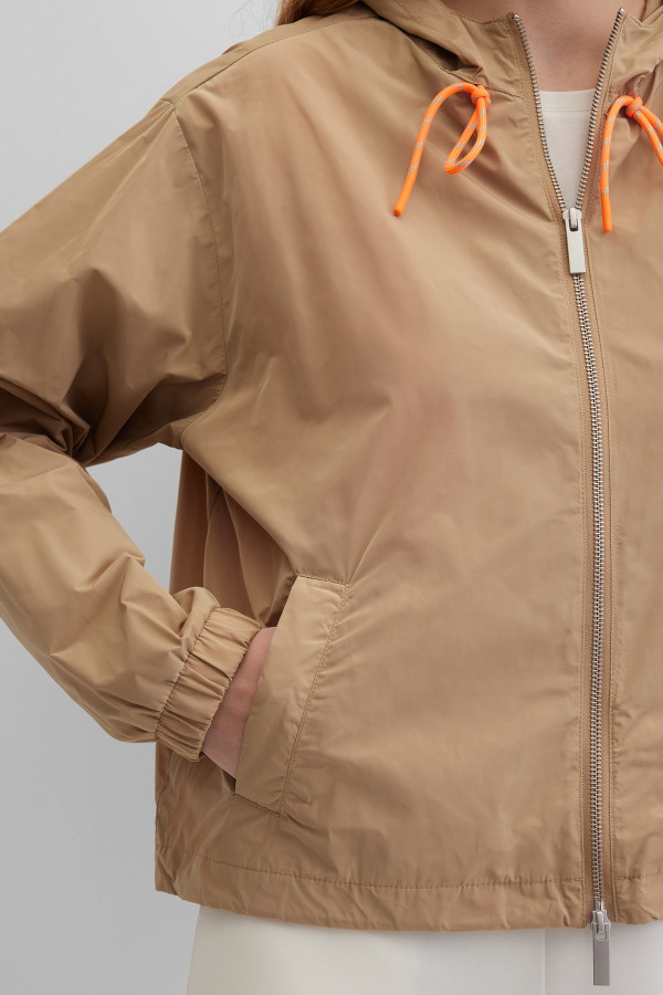 Ветровка с капюшоном