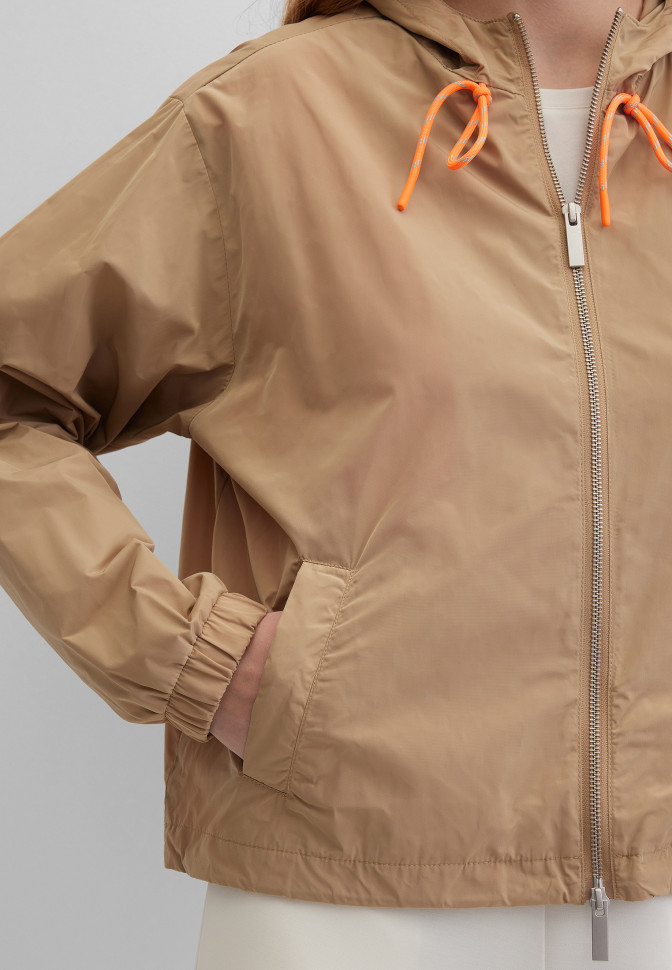 Ветровка с капюшоном