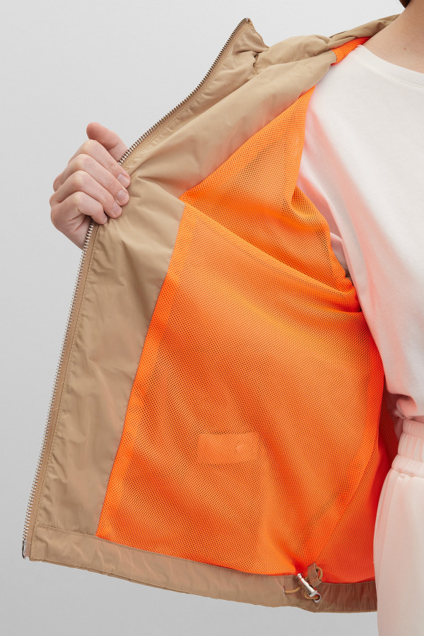 Ветровка с капюшоном