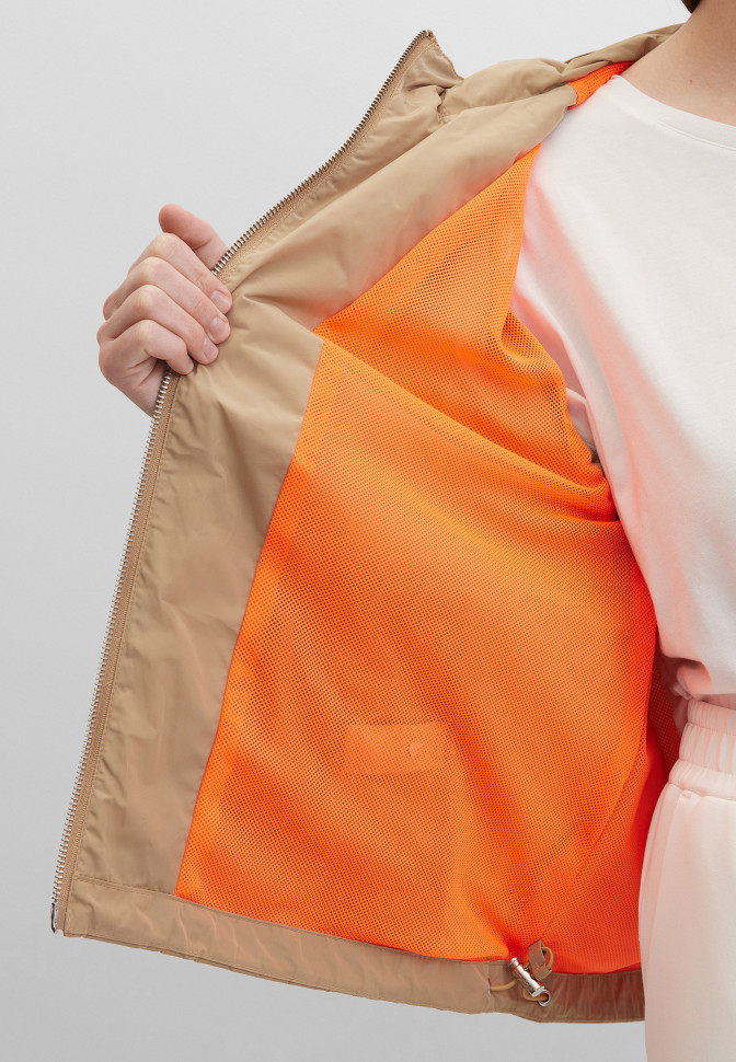 Ветровка с капюшоном