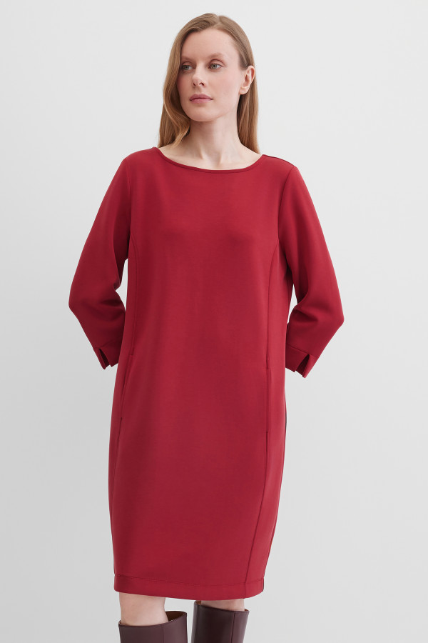 Платье с округлым вырезом