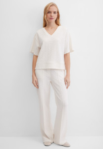 Футболка с V-вырезом