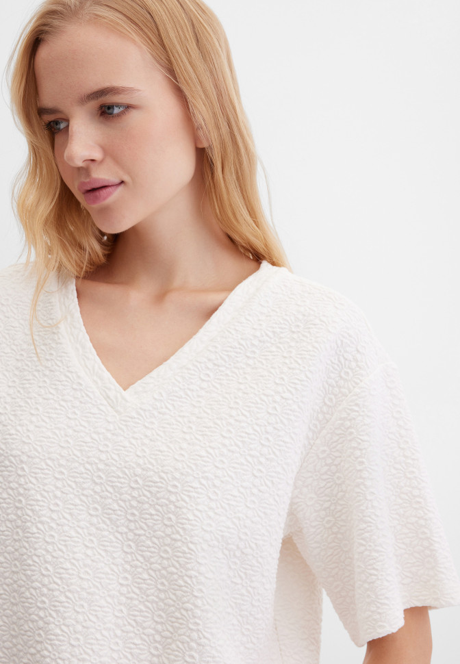 Футболка с V-вырезом