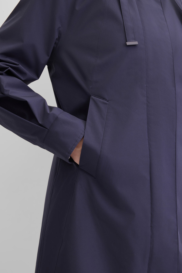 Плащ на молнии и кнопках