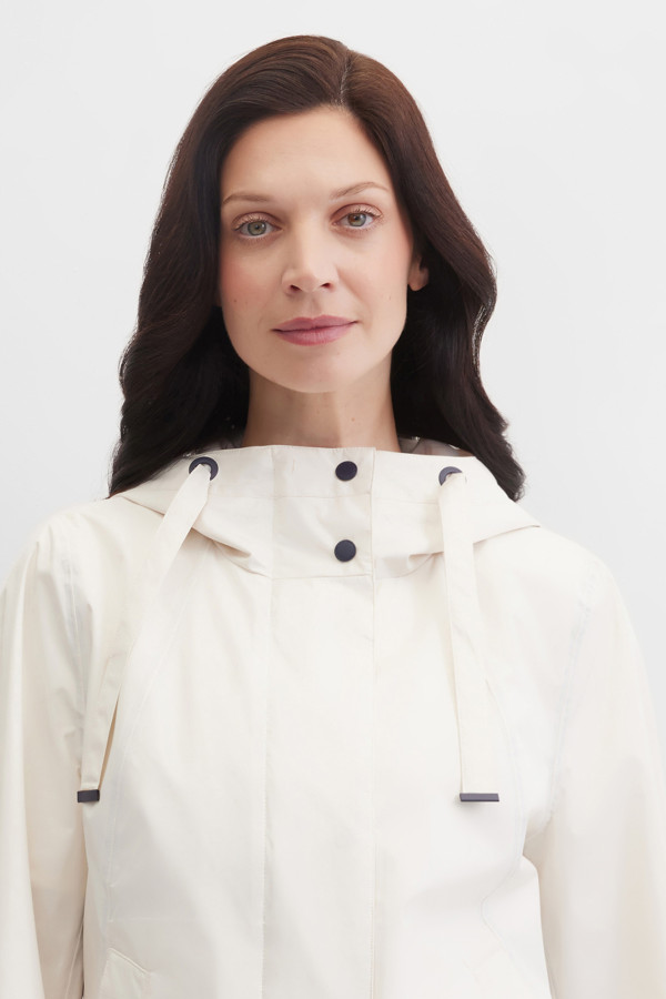 Плащ на молнии и кнопках