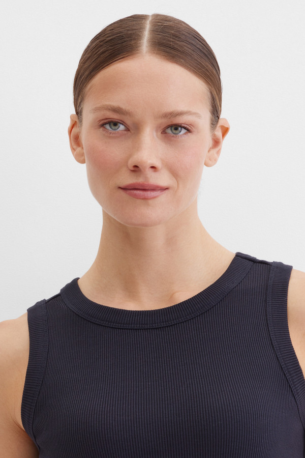 Топ на широких бретелях