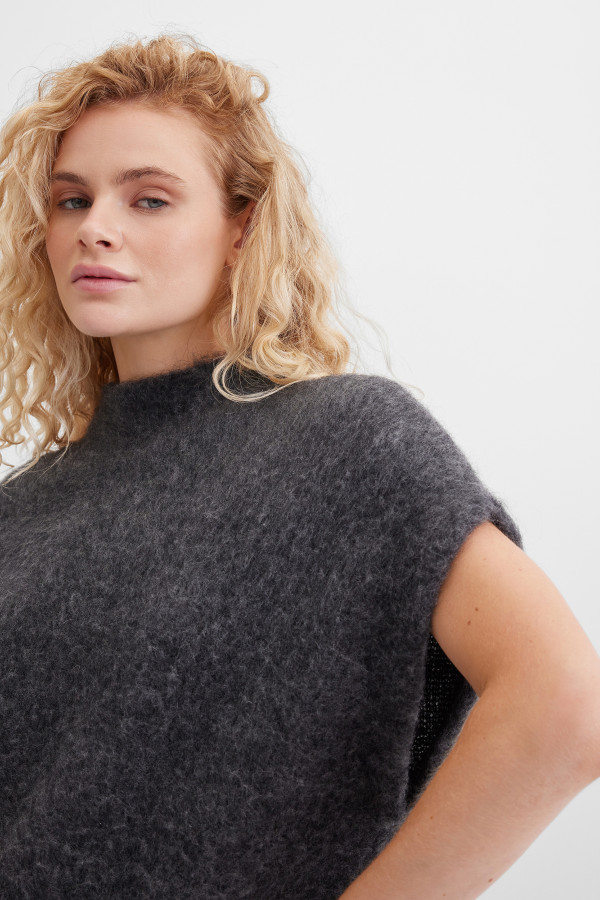 Жилет вязаный