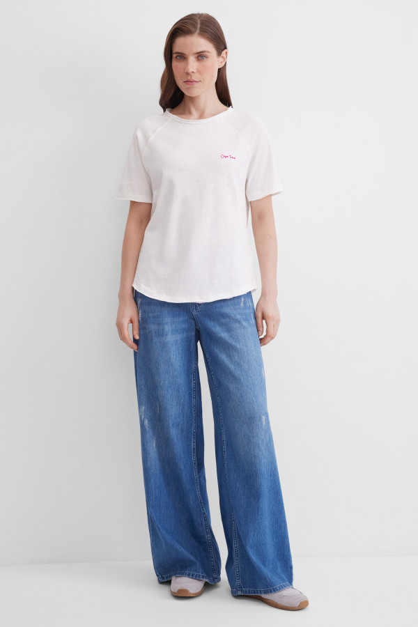 Футболка с необработанным краем и вышивкой