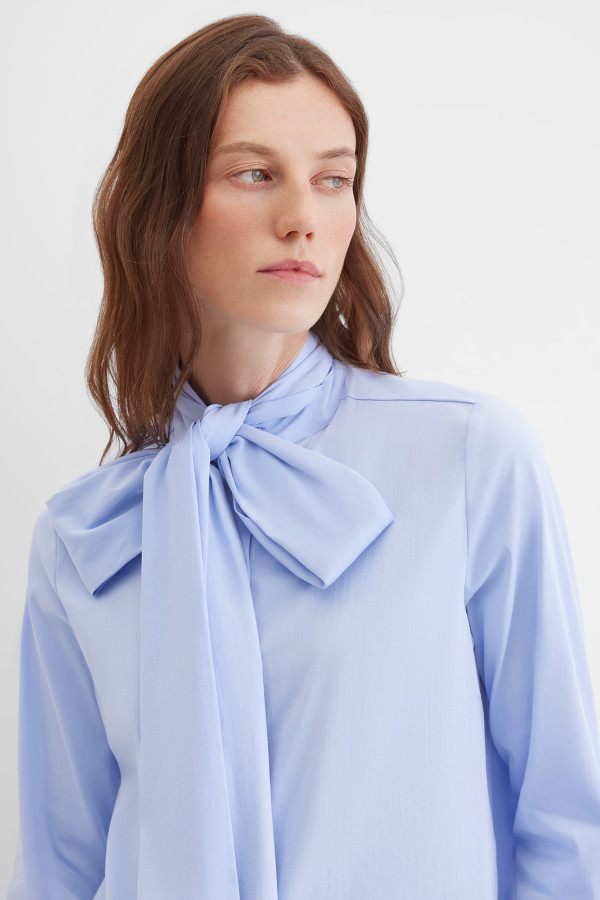 Блузка с бантом