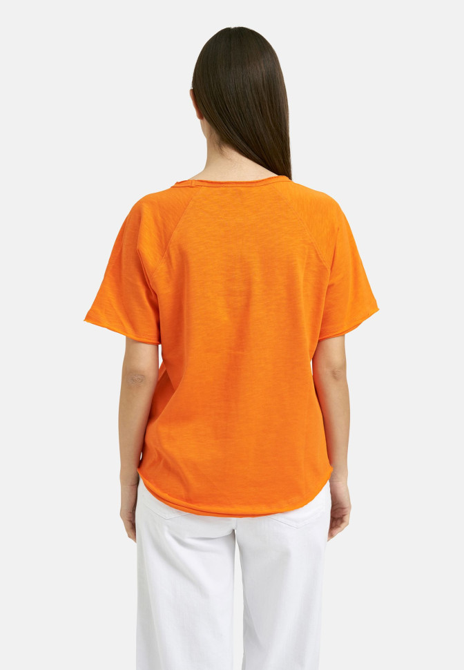 Футболка с необработанным краем и вышивкой