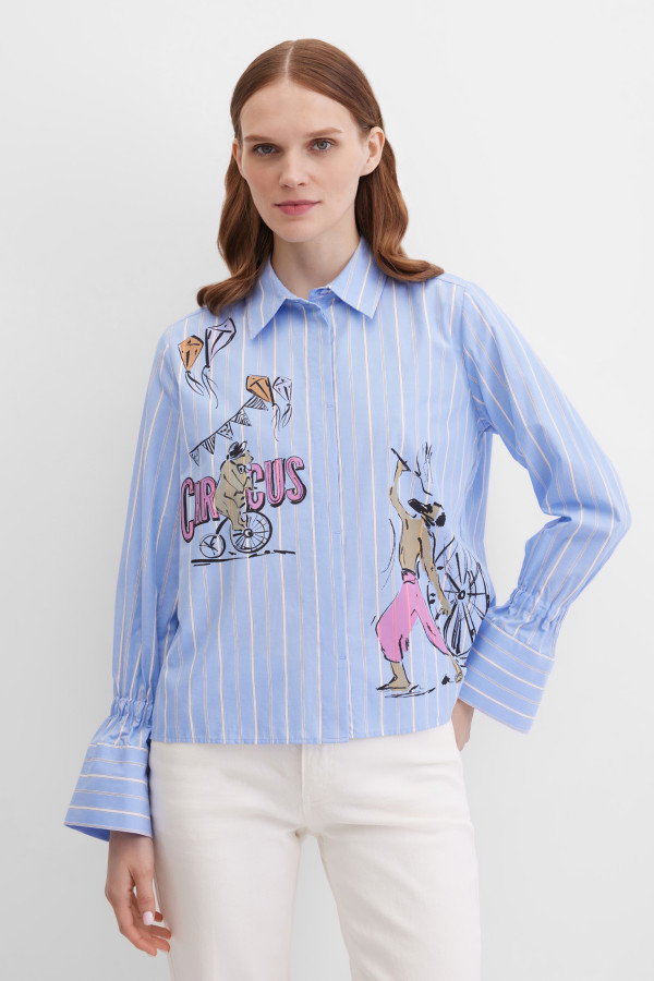 Блузка с широкими манжетами