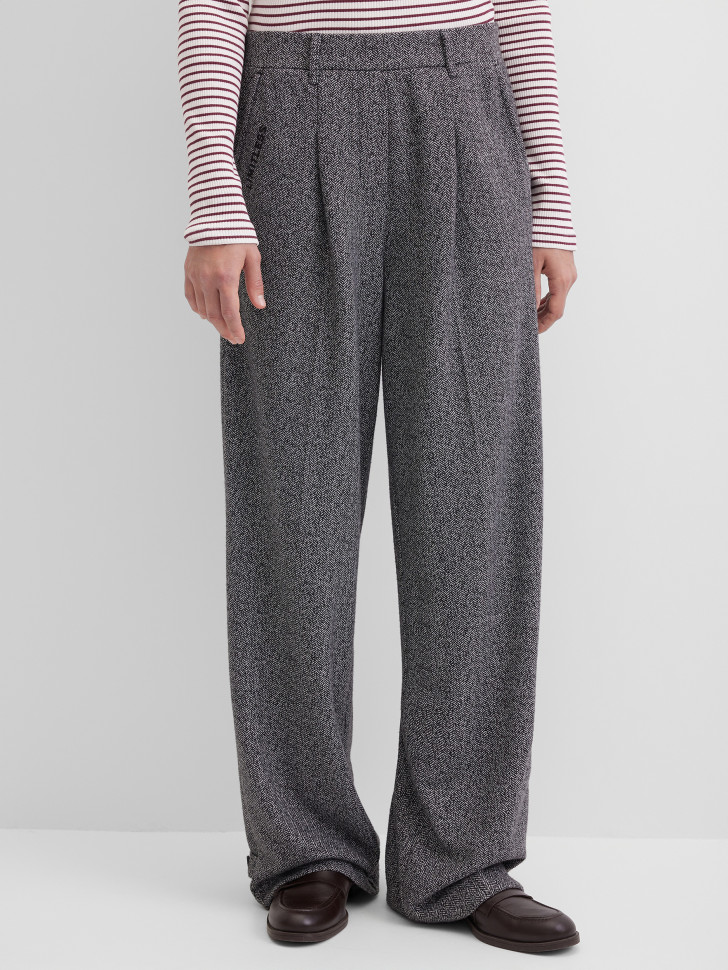 Брюки широкие с защипами