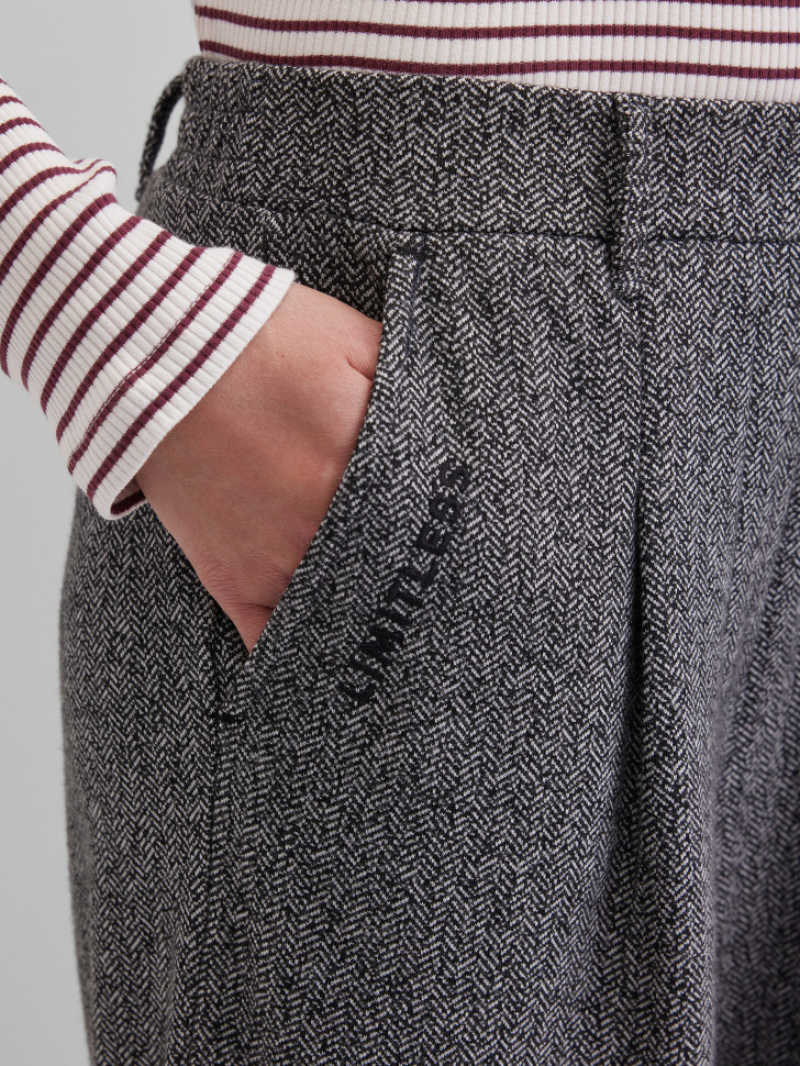 Брюки широкие с защипами