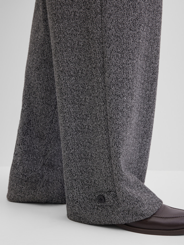 Брюки широкие с защипами