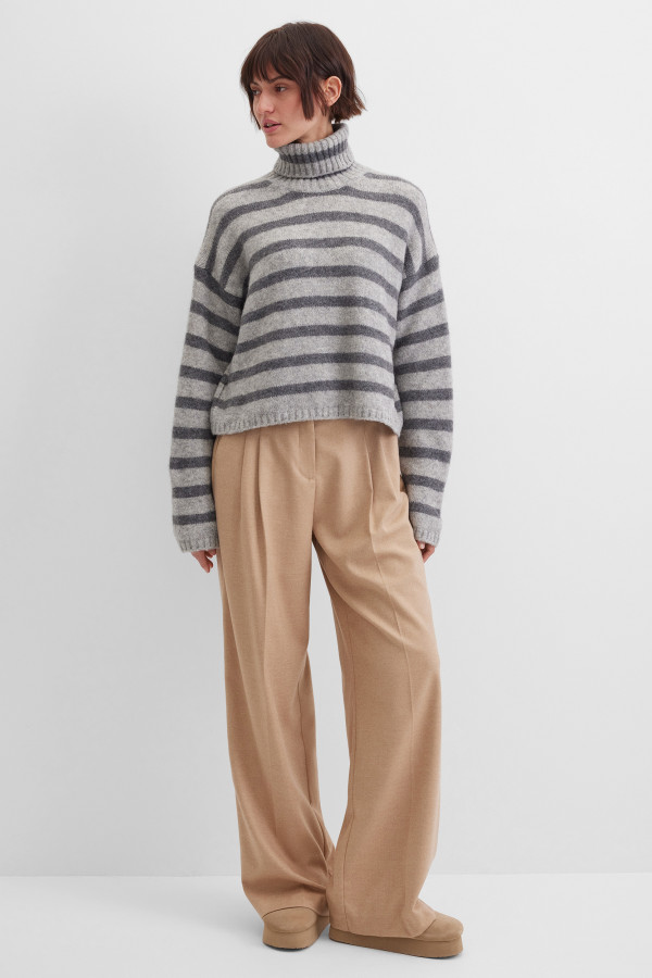 Свитер в полоску