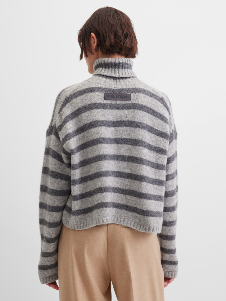 Свитер в полоску