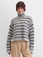 Свитер в полоску
