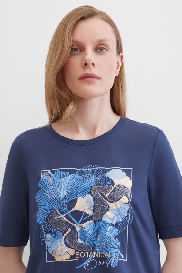Футболка с цветочным принтом и округлым вырезом