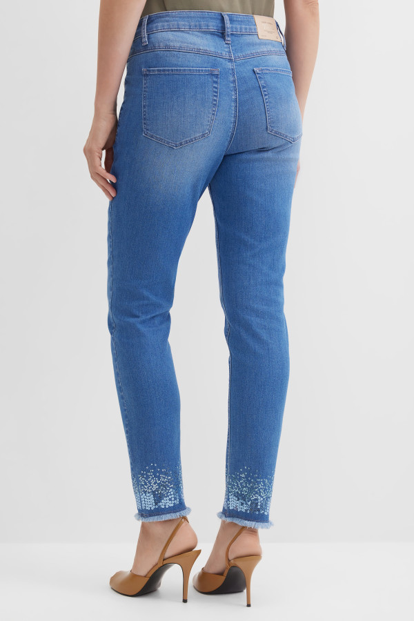 Джинсы зауженные с декором из пайеток