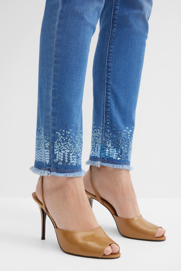 Джинсы зауженные с декором из пайеток