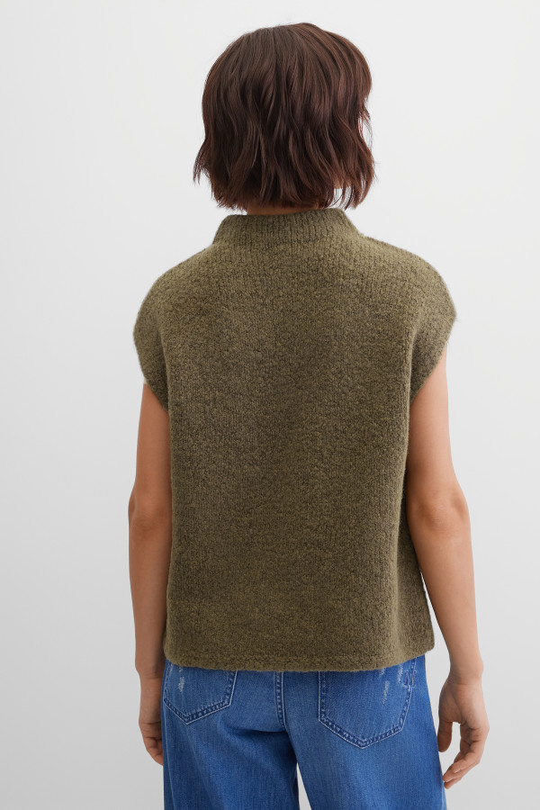 Жилет вязаный