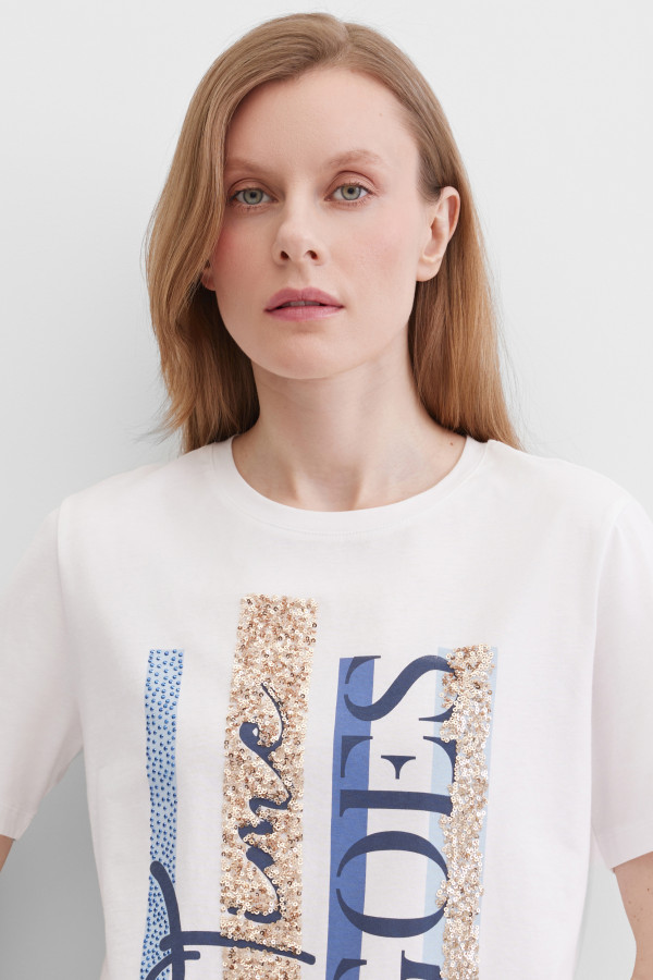 Футболка с принтом и пайетками