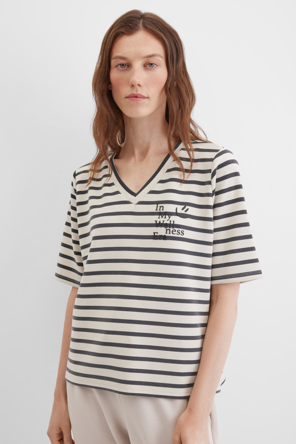 Футболка с V-вырезом