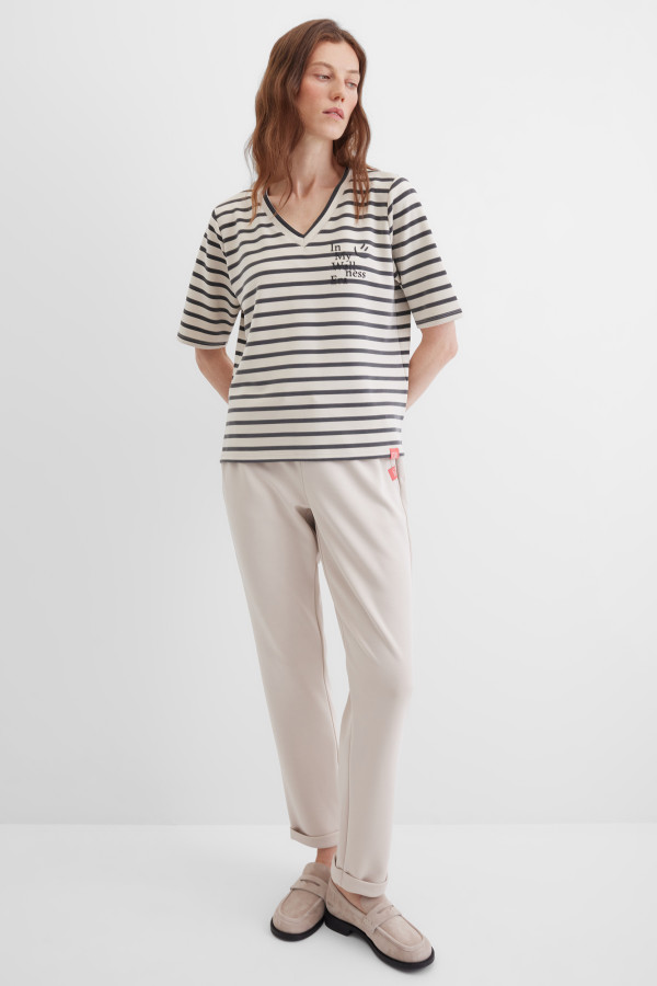 Футболка с V-вырезом