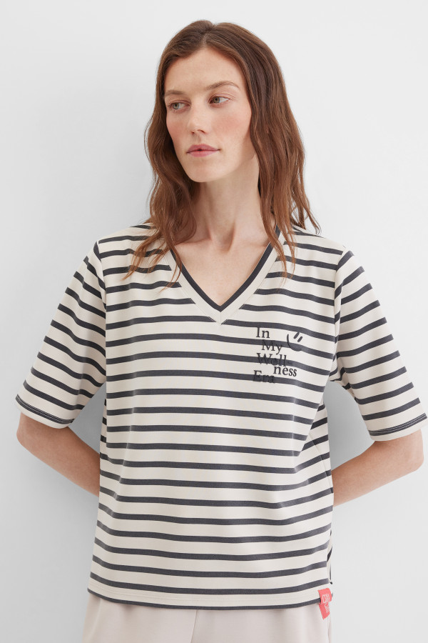 Футболка с V-вырезом