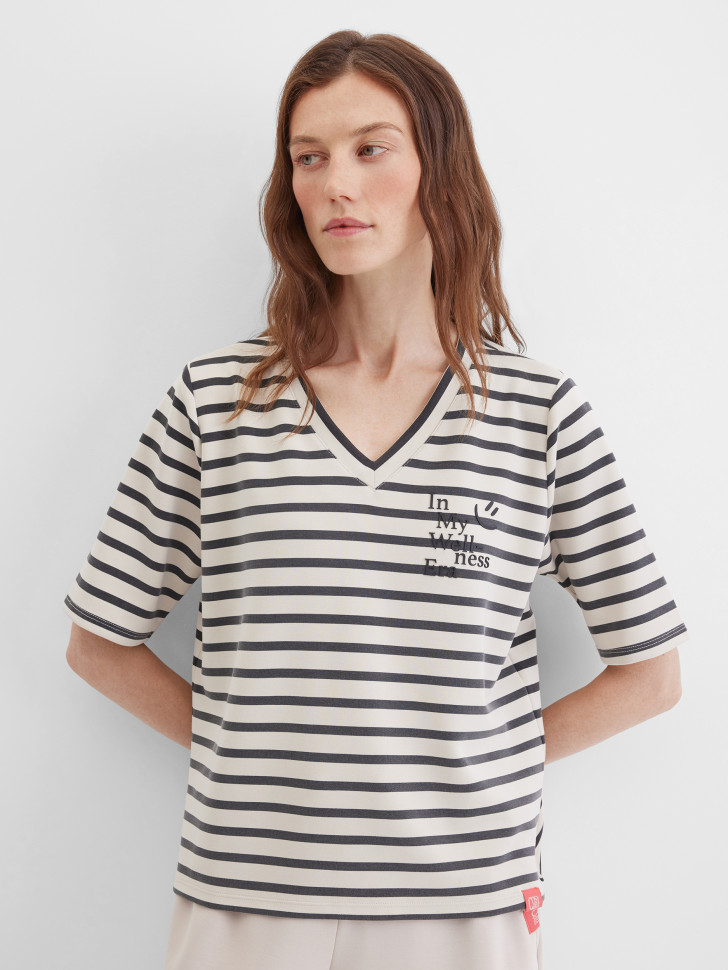 Футболка с V-вырезом